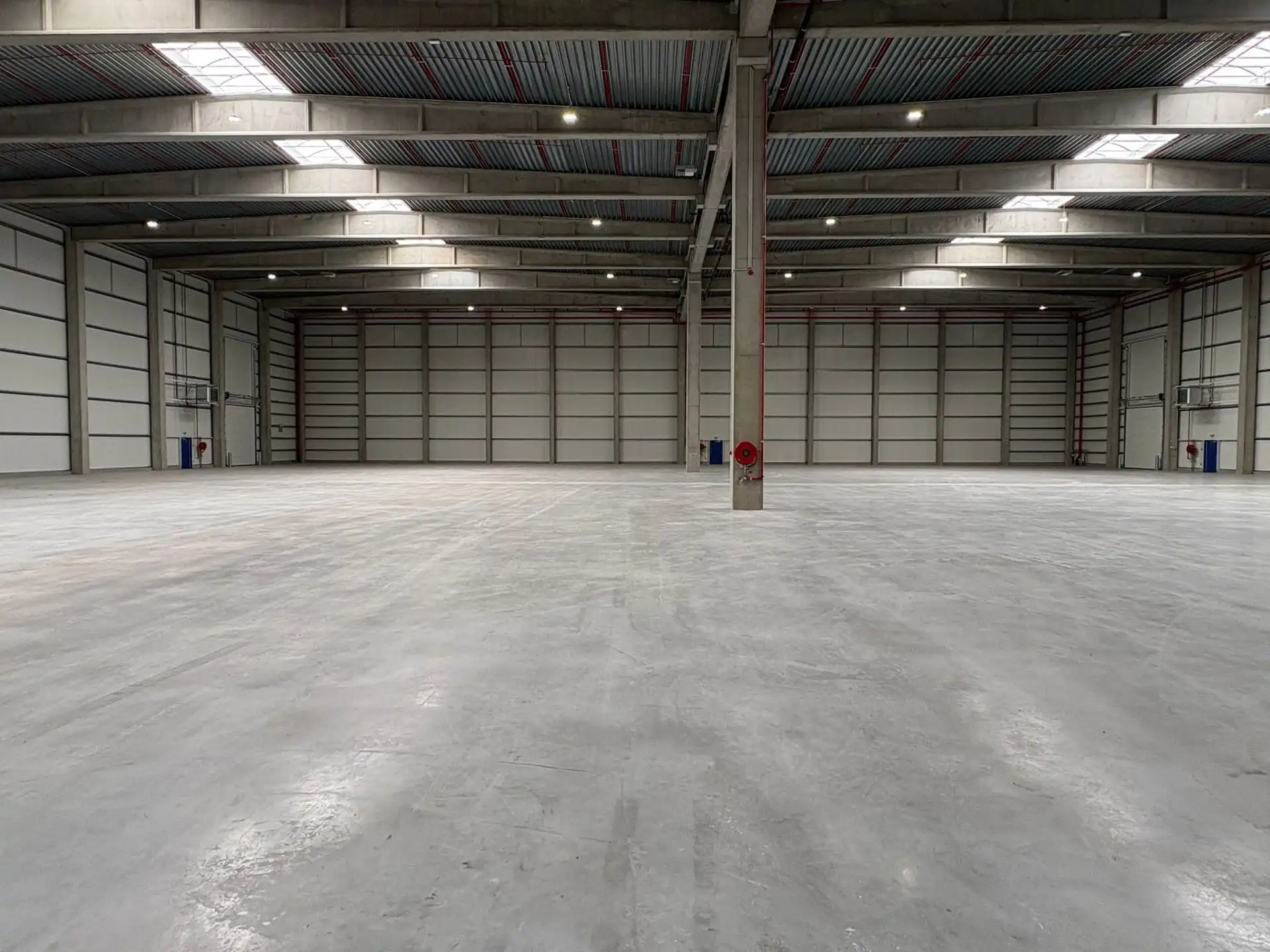 Nieuwbouw magazijn van 6.444m² met 5 los- en laadkades te huur. foto 5