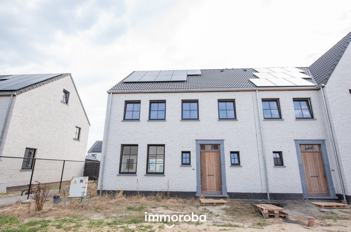 Energiezuinige halfopen woning met 3 ruime slaapkamers TE KOOP in doodlopende straat te Desselgem. foto {{pictureIndex}}