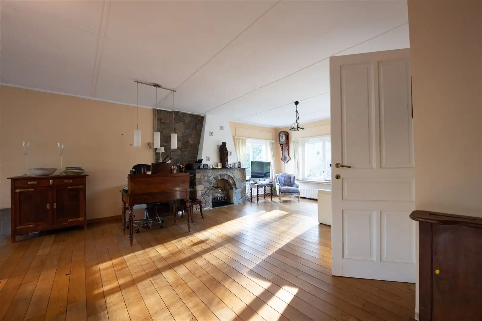 Veel renovatiepotentieel in ruime rustig gelegen familiewoning midden in het groen! foto 10