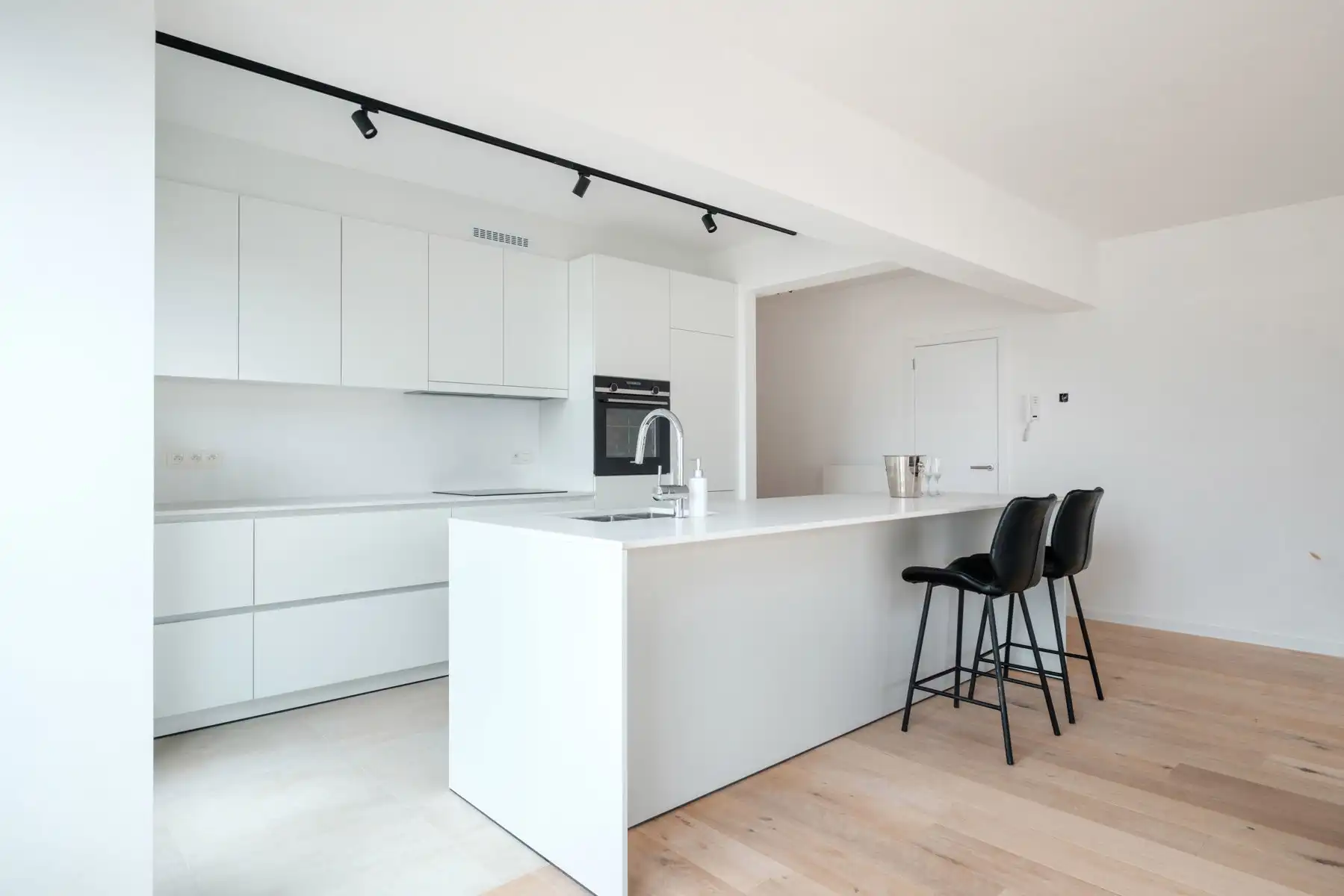 Prachtig gerenoveerd appartement aan de Markt in Gistel. foto 4