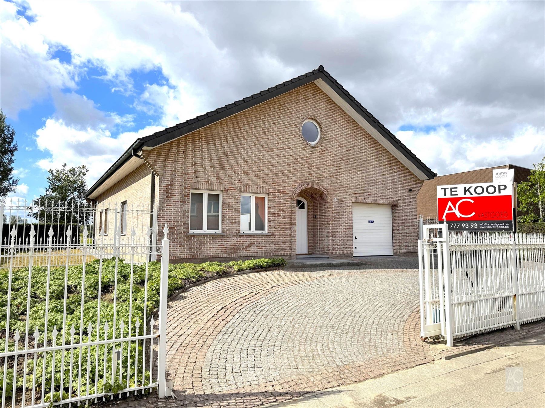 Bungalow met wijds uitzicht over de velden foto {{pictureIndex}}