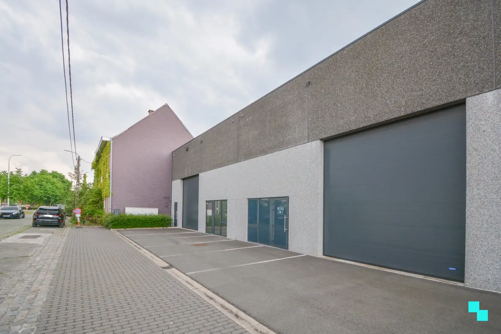 Recente KMO-unit (150m²) met 2 parkeerplaatsen - Izegem foto {{pictureIndex}}