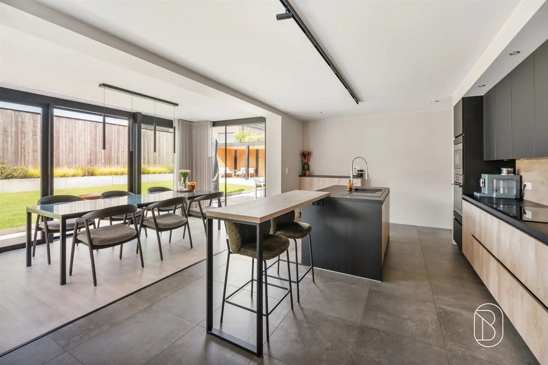 Topgelegen recente moderne woning foto 13