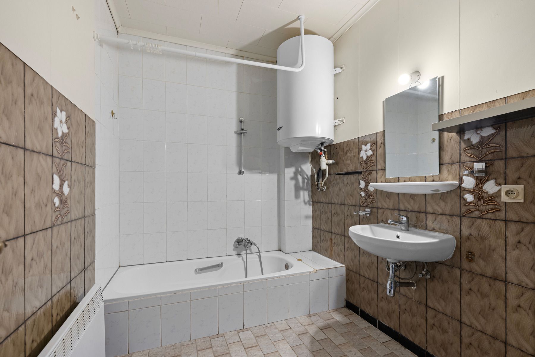 Zeer ruim appartement - te renoveren met 3 slpk's en riante zolder foto 8