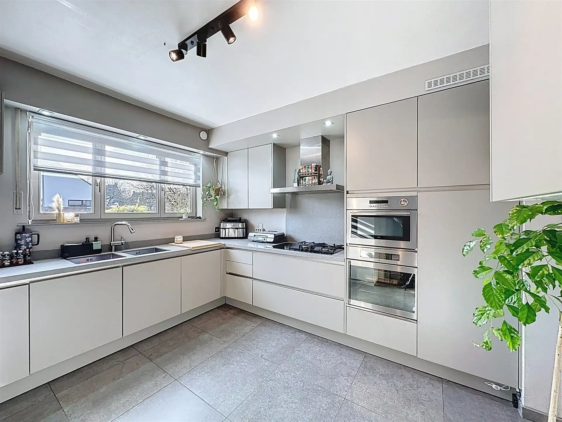 Recente half-open bebouwing met 4 slaapkamers gelegen in zeer aantrekkelijke wijk foto 9