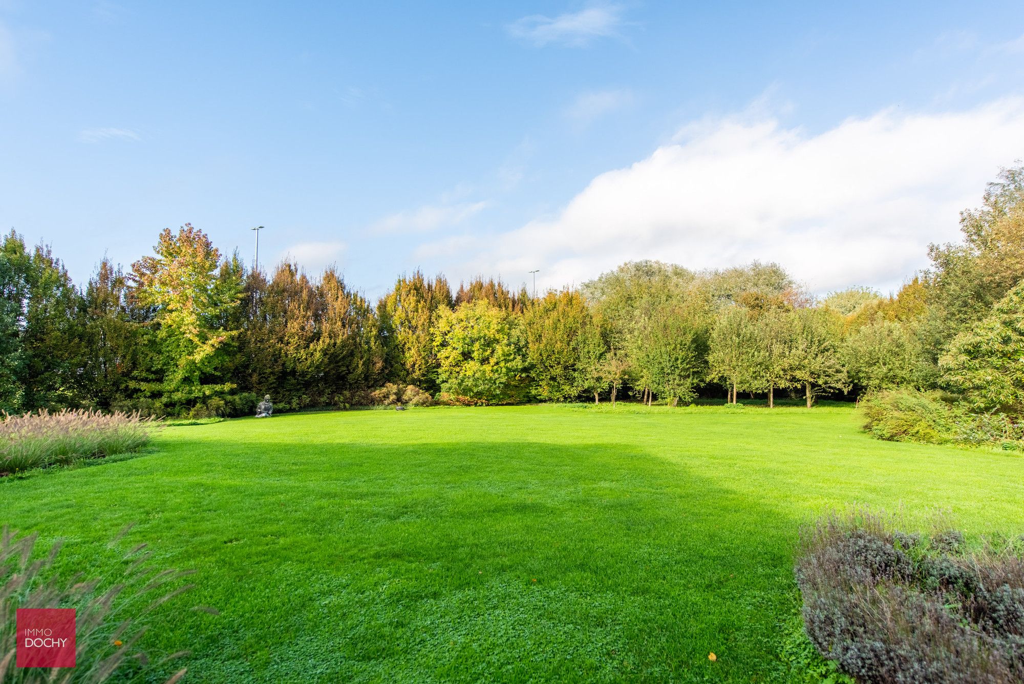 Centraal gelegen moderne ruime villa met appartement of burelen op ca. 5.664m² foto 9