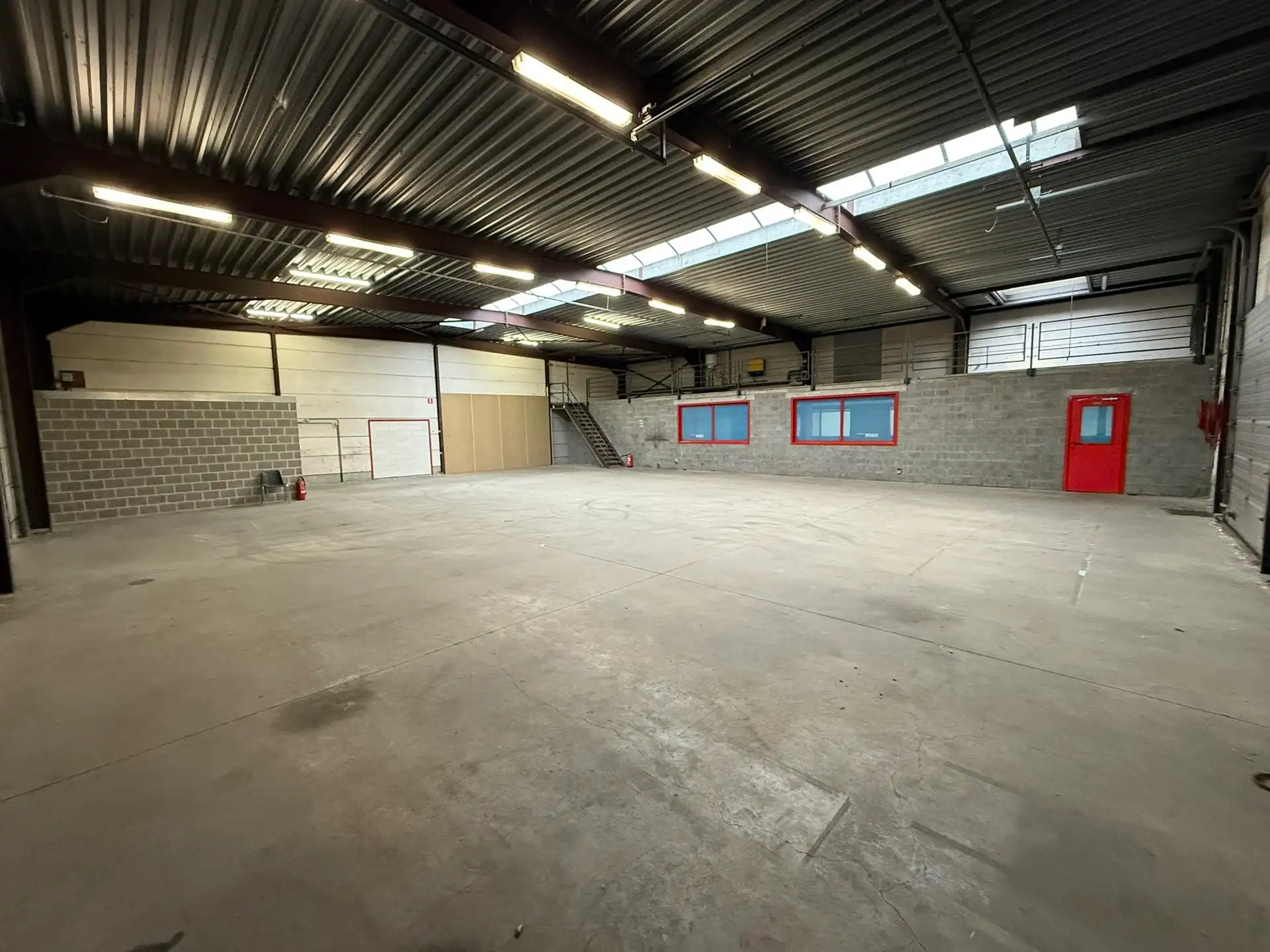 Magazijn met kantoren te huur in industriezone TTS te Temse foto 3