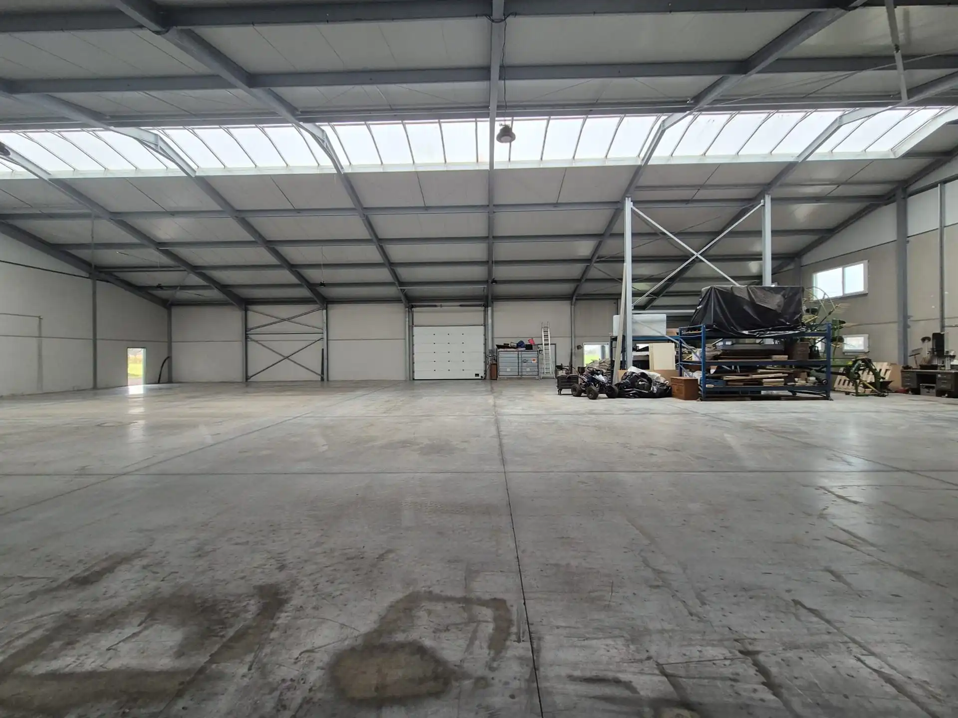 Loods van ± 1.000 m² met ruime buitenopslag. foto 7