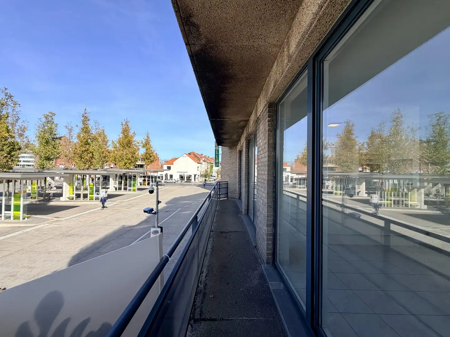 Instapklaar & centraal gelegen appartement met balkon te Roeselare! foto 7