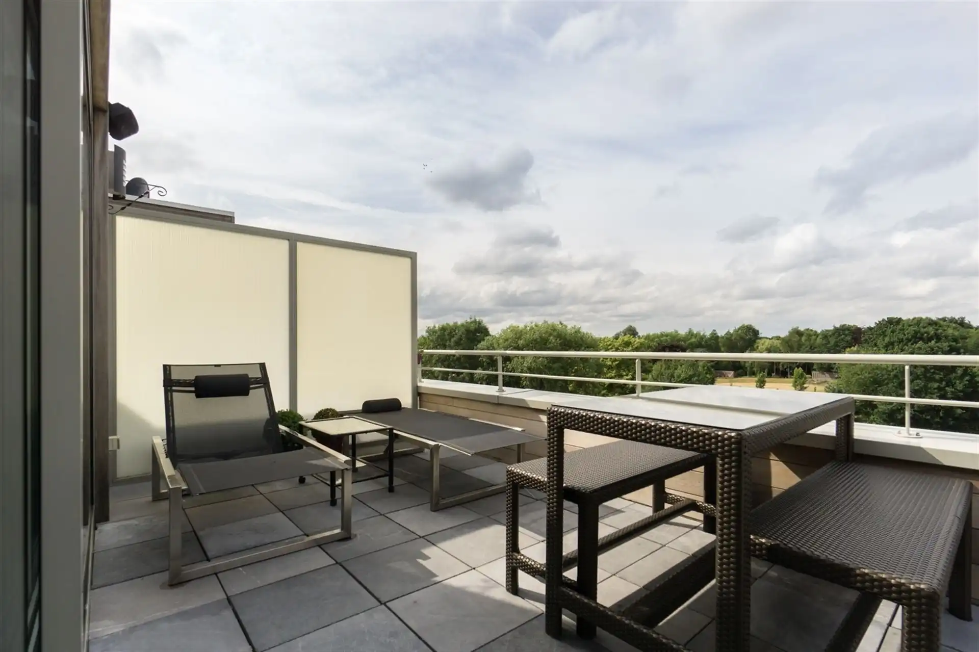 Lichtrijk dakappartement met 2 slpks, terras en garage (+€29.000) foto 12