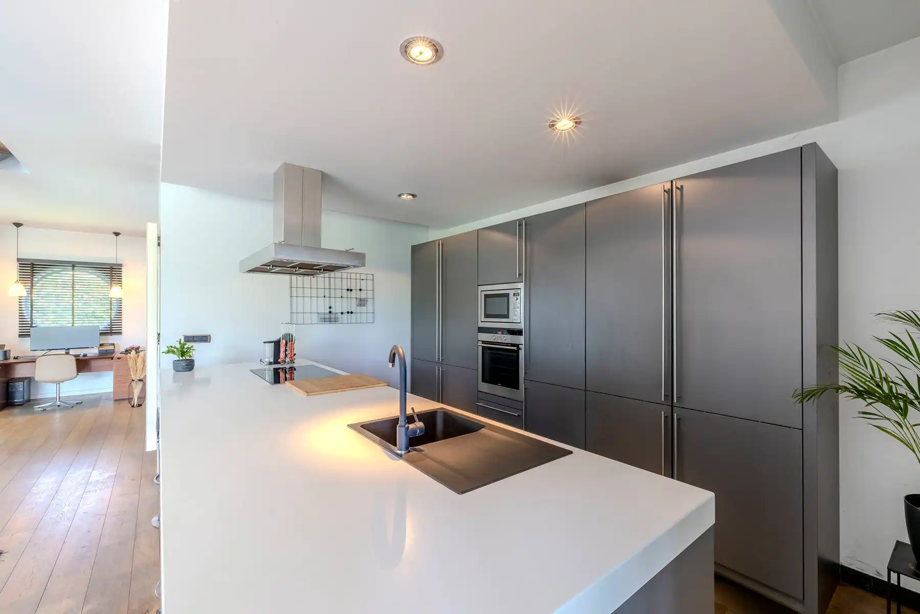 Moderne villa met zwembad op 1.282m² foto 38