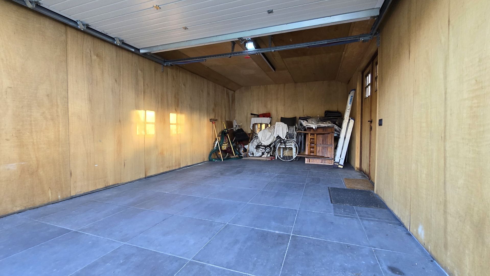 Charmante woning met 5 volwaardige slaapkamers, zonne terras en tuin met garagebox op enkele minuten van de zeedijk. foto 10