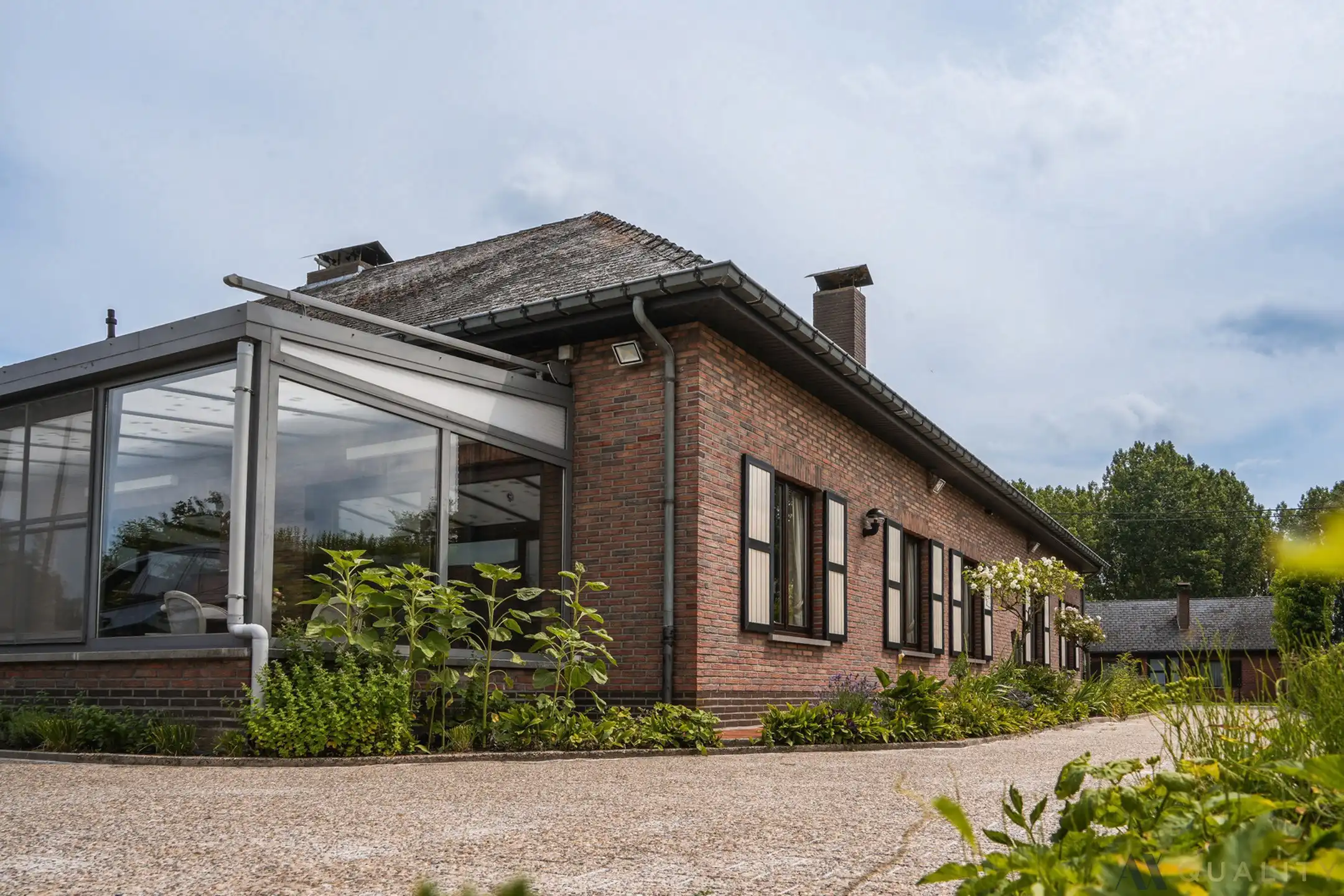Ruime woning met 6 slaapkamers en 2 garages foto 26
