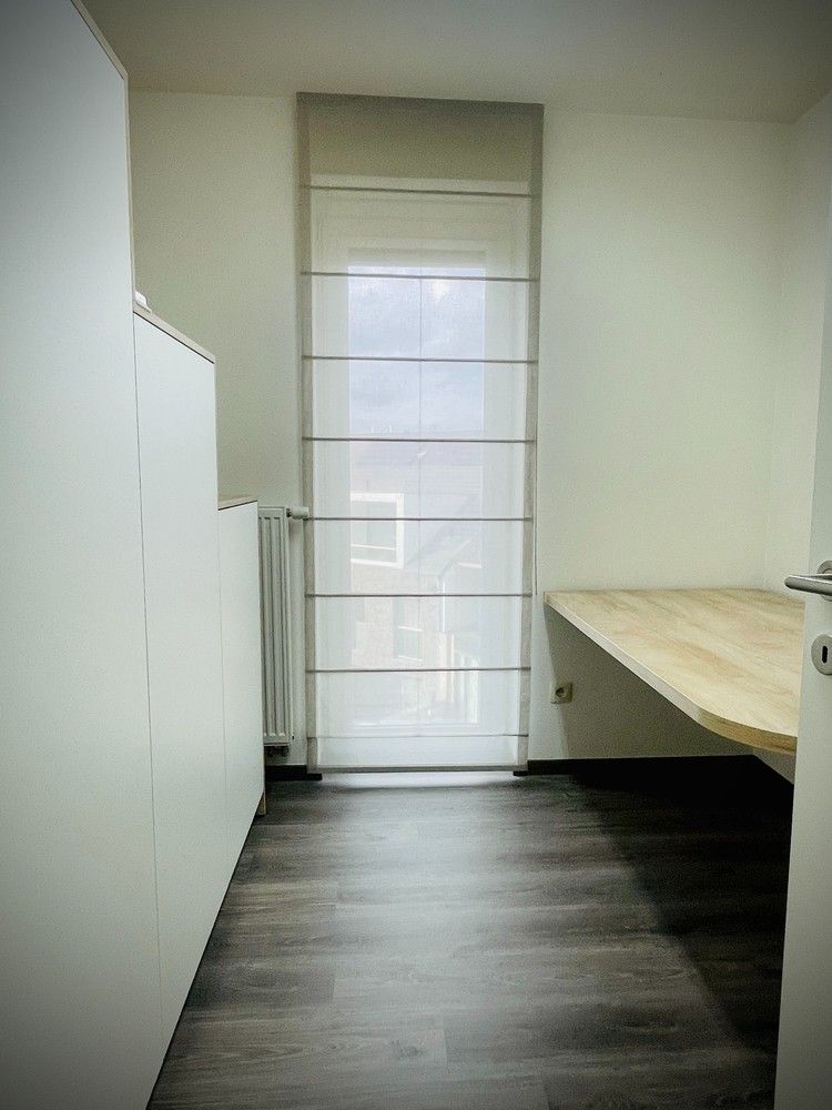 Modern 1 slpk. appartement op wandelafstand van het station en stadscentrum van Genk, met als extra troeven een apart ingericht bureau en groot terras met prachtig zicht. foto 9