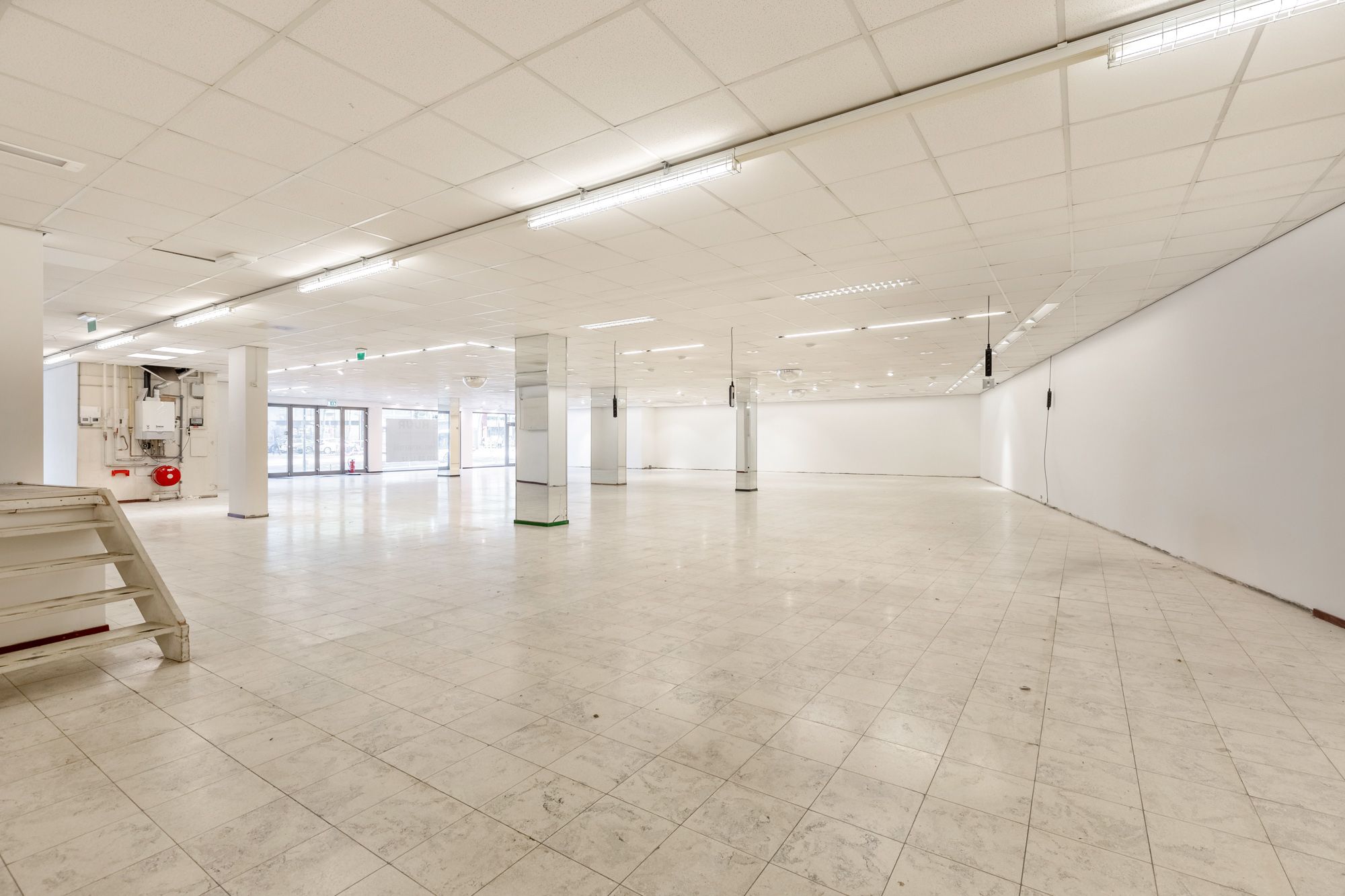 IDEALIS VASTGOED – Extra ruim handelspand (+-500m²!!!) met tal van mogelijkheden op een extra centrale, commerciële zichtlocatie te midden van het centrum in Genk foto 23