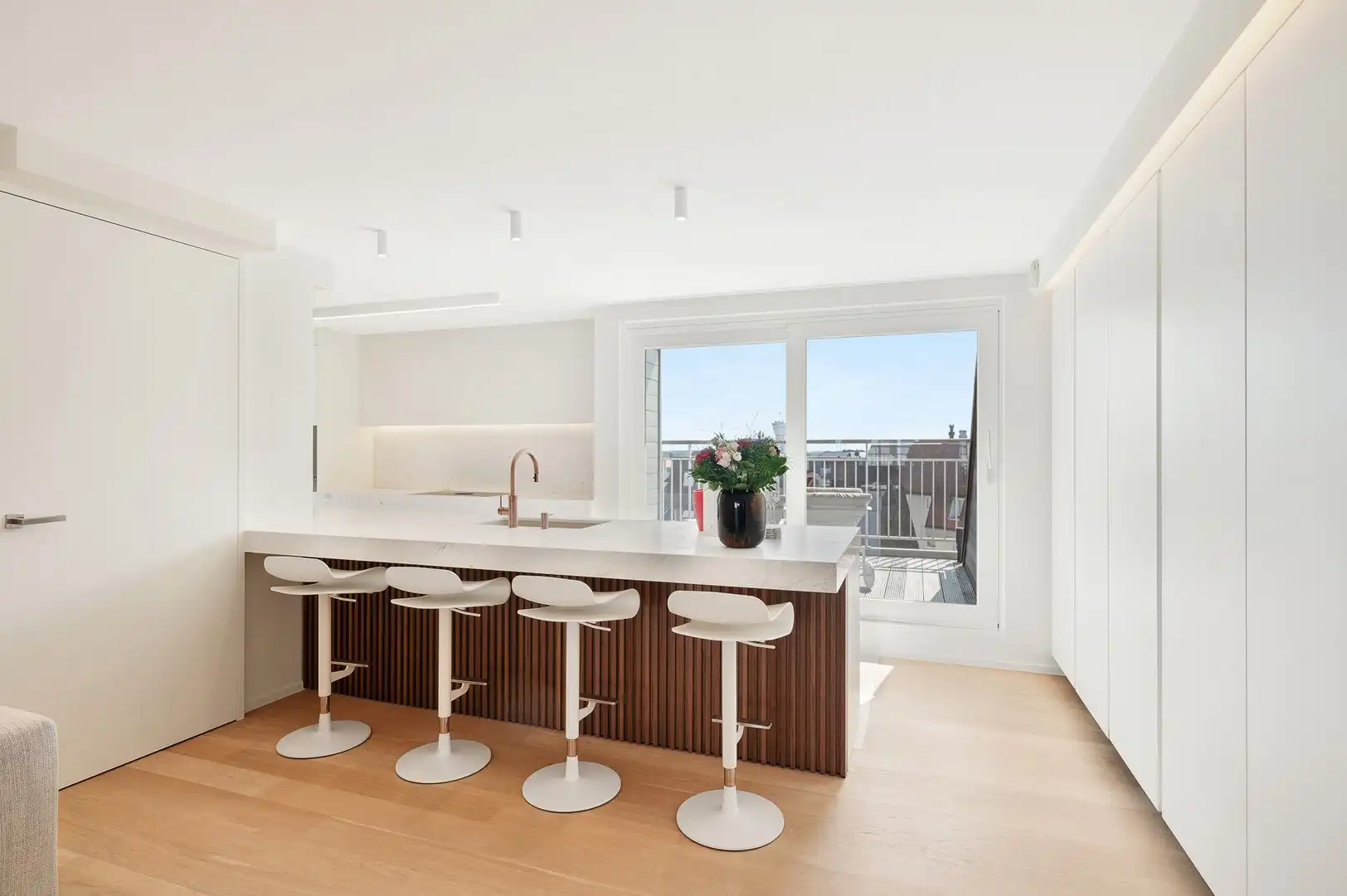 Sublieme zonnige penthouse met ruime terrassen en zijdelings zeezicht. foto 15