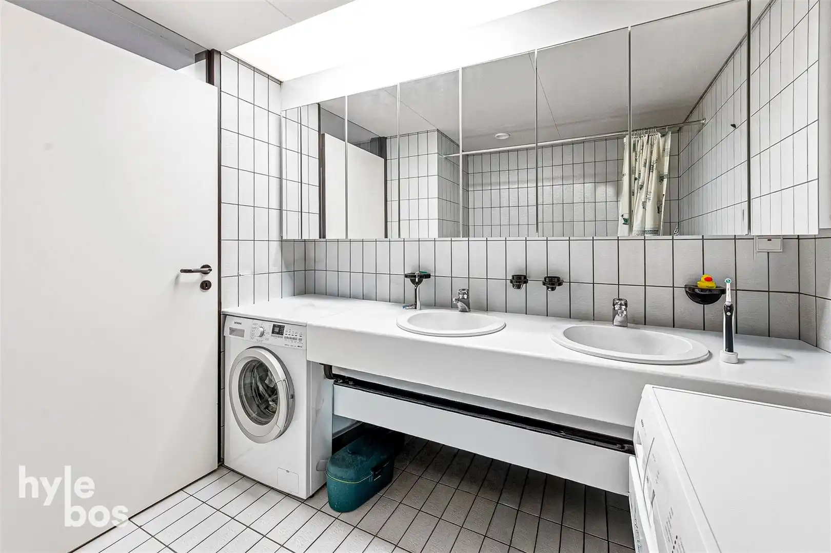 Centraal gelegen 3 slaapkamer appartement met parking foto 18