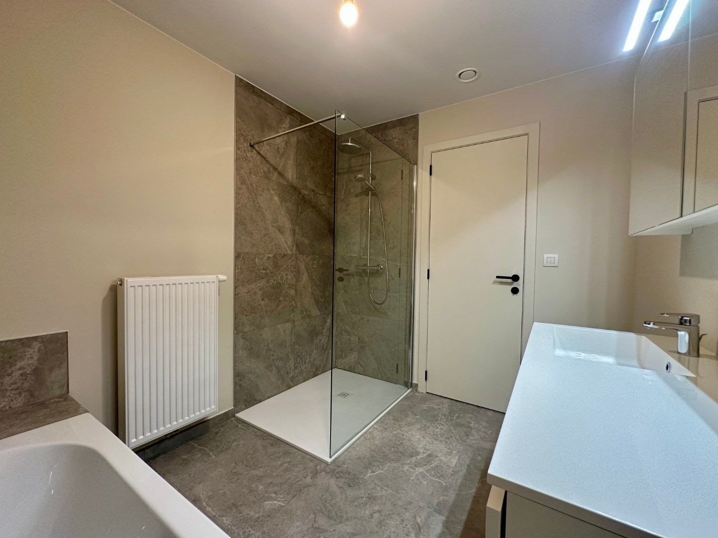 Nieuwbouwwoning in rustige woonwijk foto 15