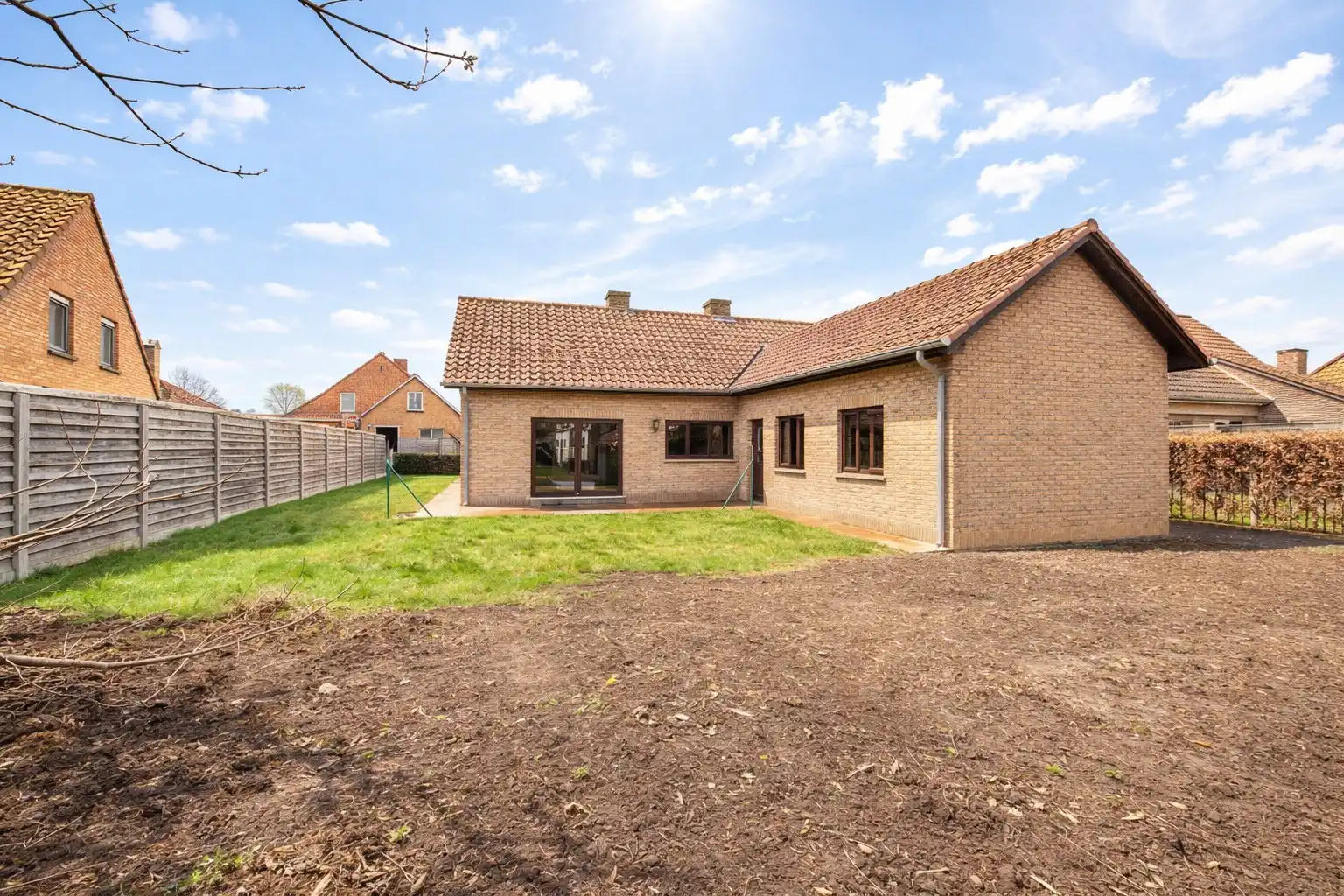 ALLEENSTAANDE WONING OP 586 m² MET TUIN | 2 SLPKS | GARAGE foto 12