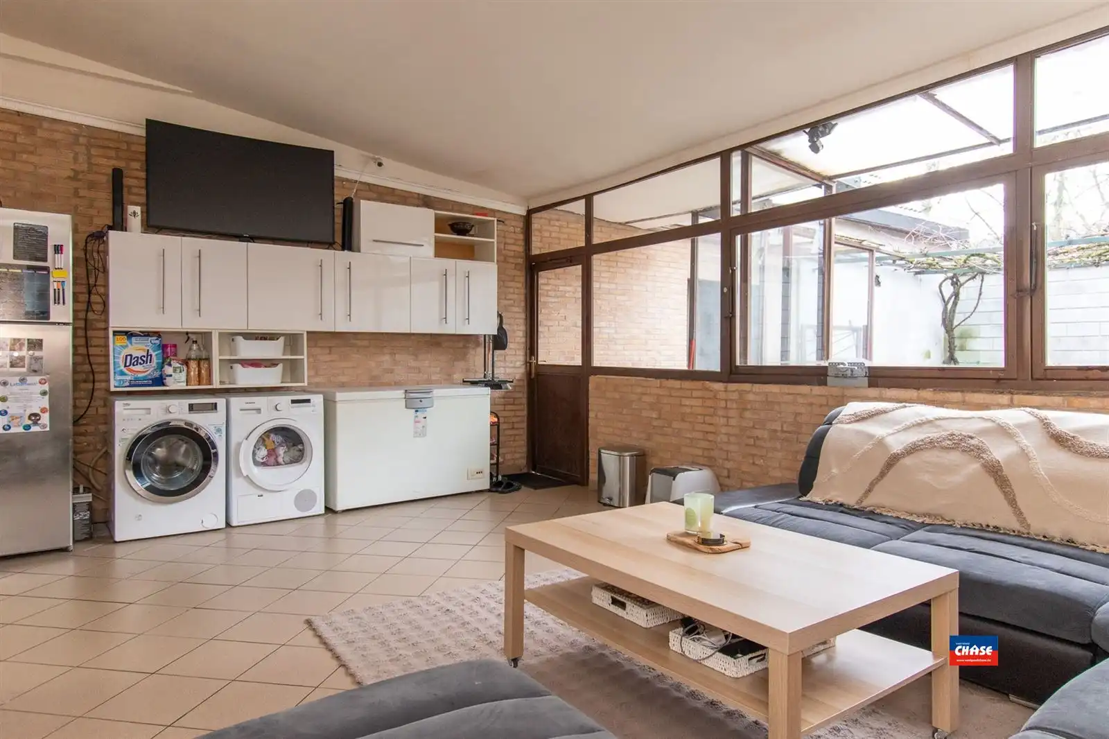 Woonhuis met tien slaapkamers en hangaar foto 9