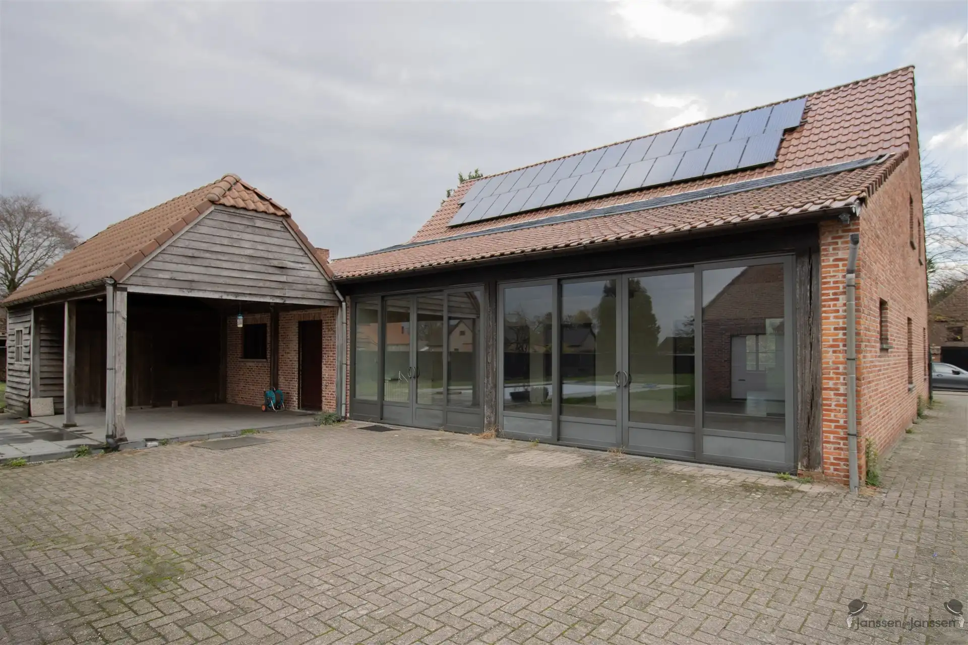 Rustig gelegen villa met min. 5 slaapkamers, ruime garage en zwembad op 1.876 m² foto 3