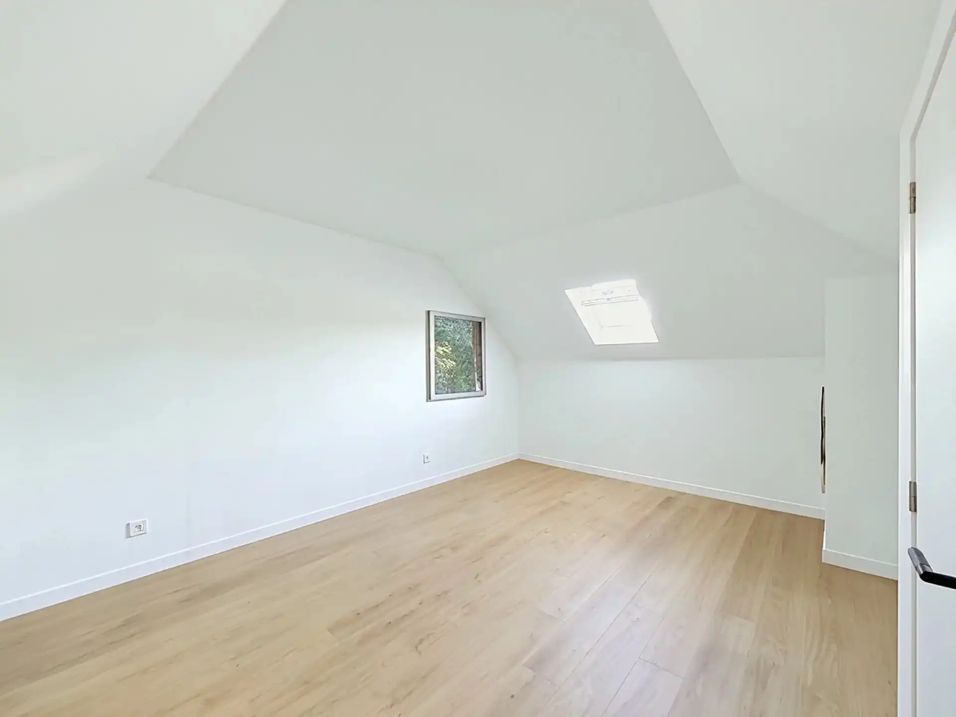 Volledig gerenoveerde woning met 4 slaapkamers op een groot perceel. foto 21