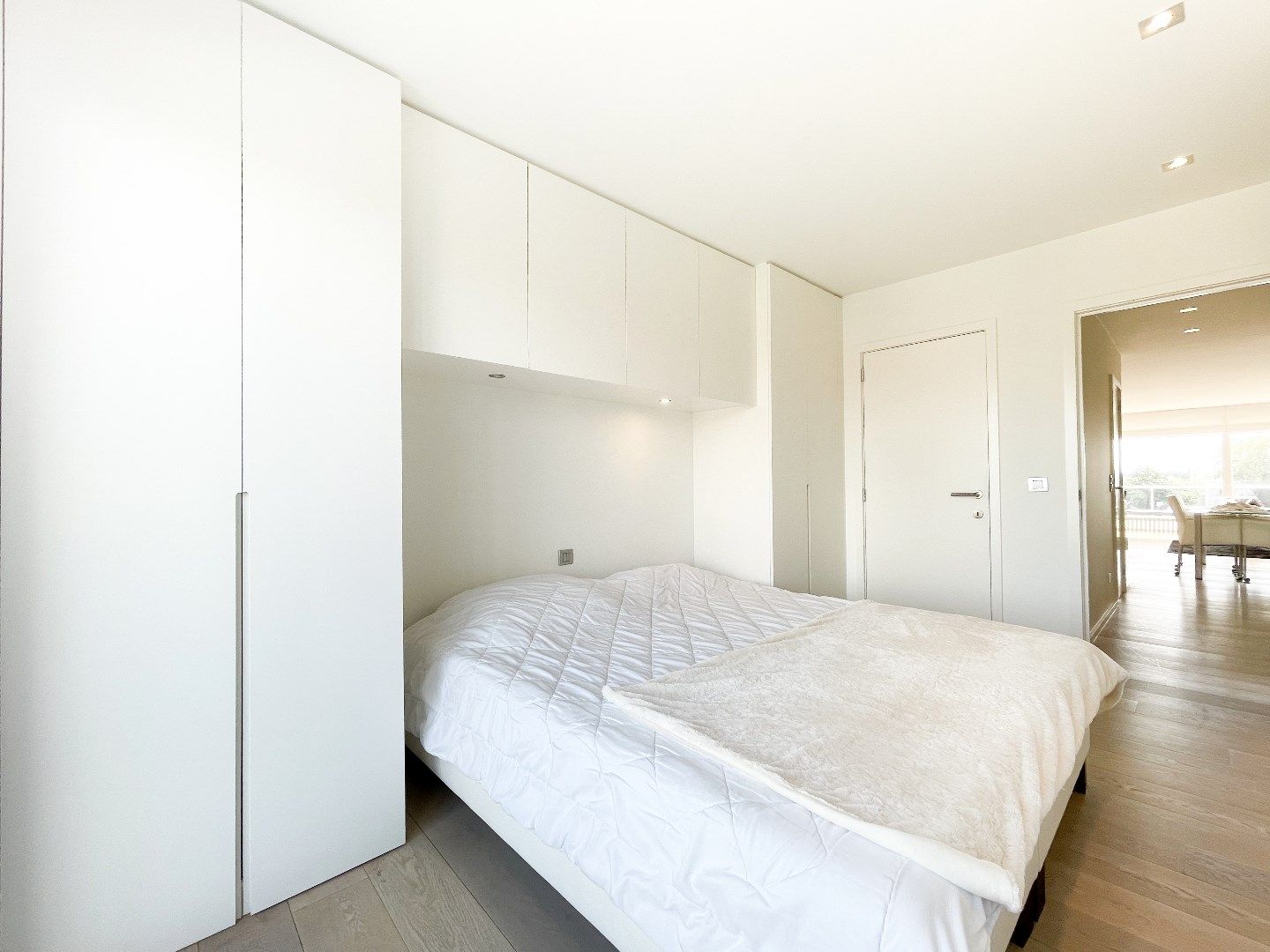 Zeer goed gelegen penthouse met zonneterrassen vlakbij de winkels van de Dumortierlaan en de Lippenslaan. Mogelijkheid tot aankoop parking. foto 8