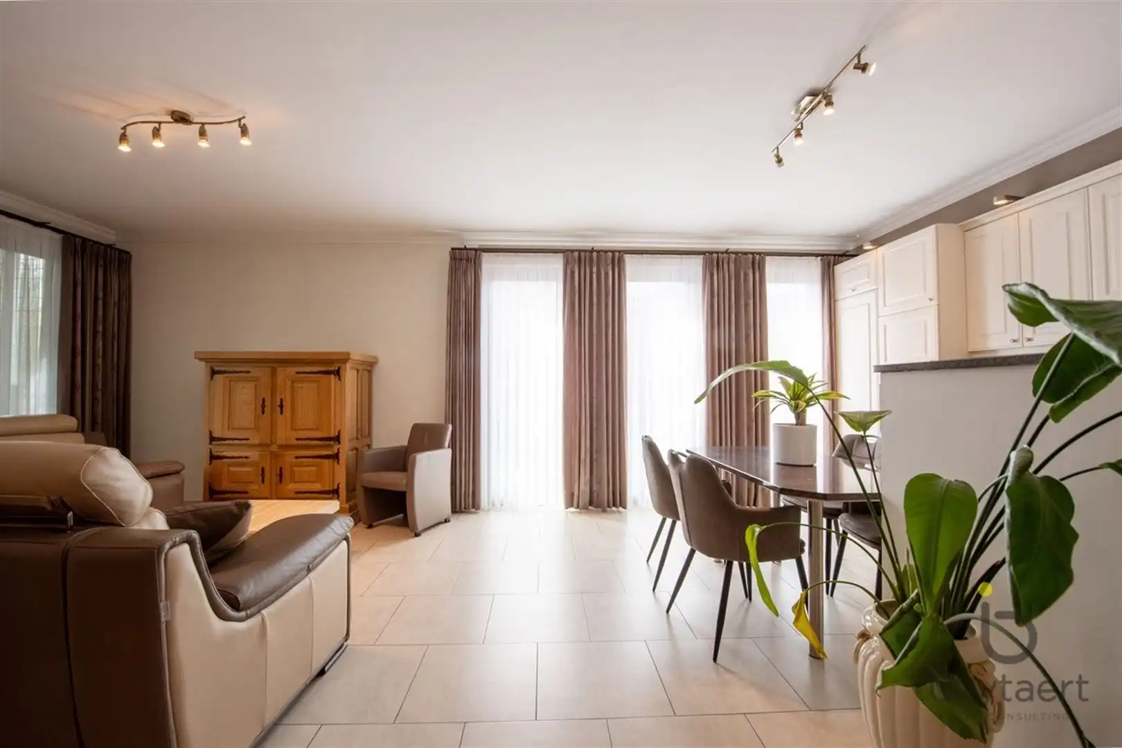 Ruim appartement met vooraan en achteraan terrassen en parking op een pleintje. foto 2