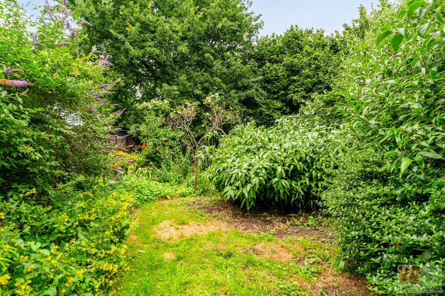 Unieke gesloten bebouwing met veel potentieel, deze ruime woning biedt een indrukwekkende woonoppervlakte van 306 m² foto 29