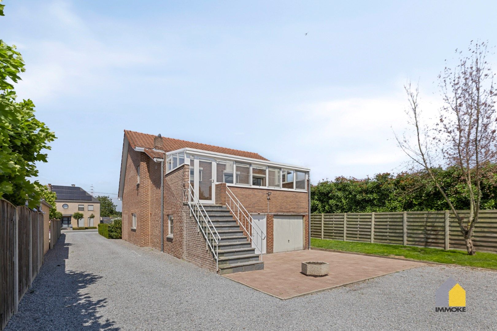 Hoofdfoto van de publicatie: Halfvrijstaande woning met 3 slpks en grote polyvalente ruimte op perceel van 5 a 25 ca.