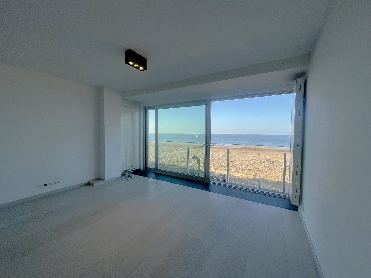 Appartement met frontaal zeezicht op een toplocatie langs de Zeedijk van het Zoute. foto 4