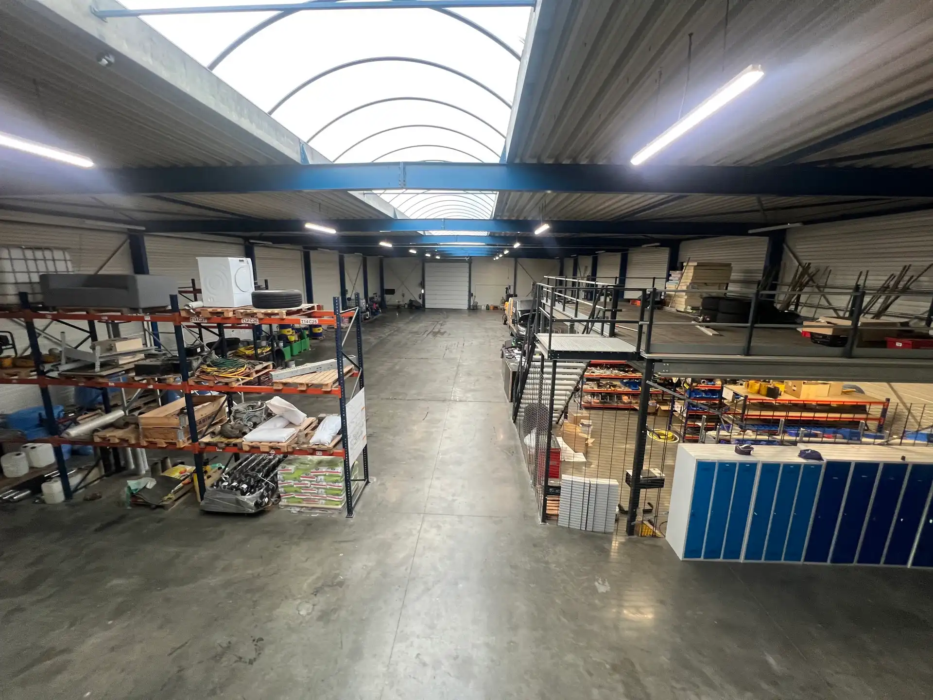 Bedrijfsgebouw met verhard buitenterrein         foto 4