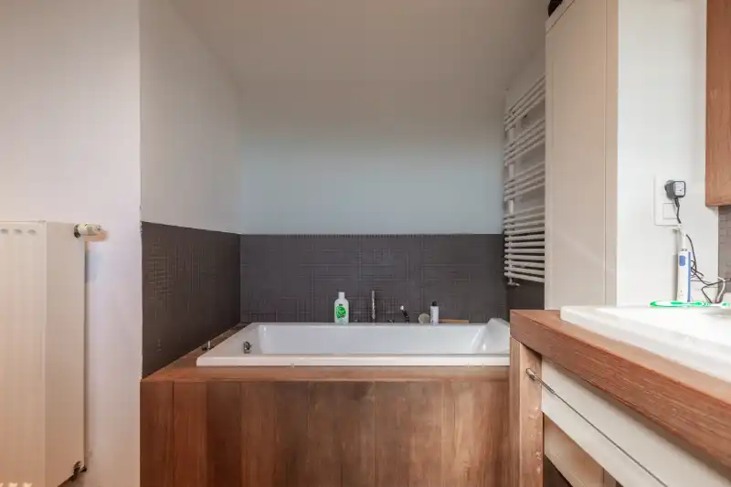 Ruime, luxueus ingerichte woning met 3 slaapkamers, grote garage (klein magazijntje), grote tuin...(energielabel D, zonnepanelen,...) foto 11