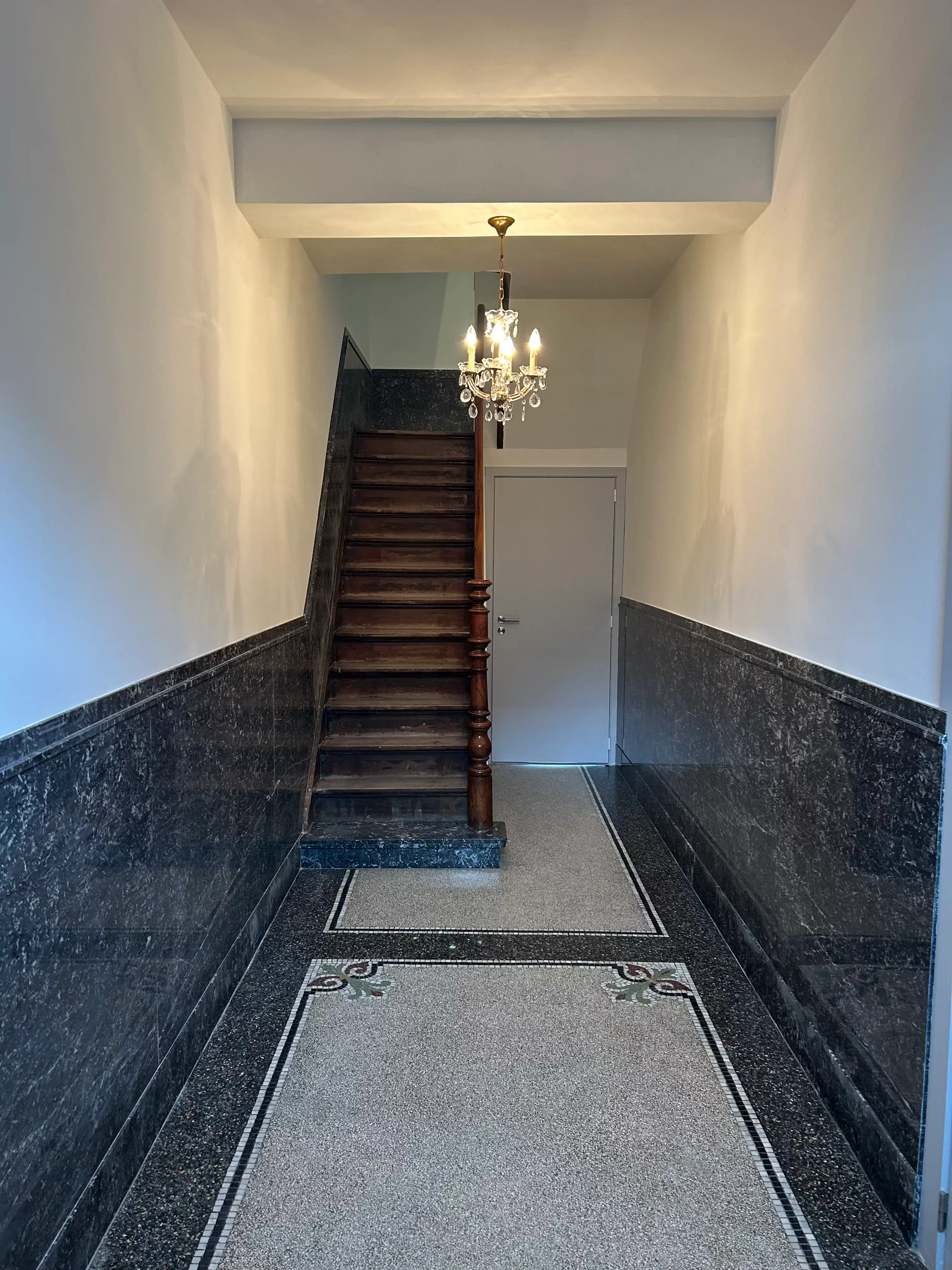 Volledig vernieuwde woning met 3 slaapkamers en tuintje. foto 2