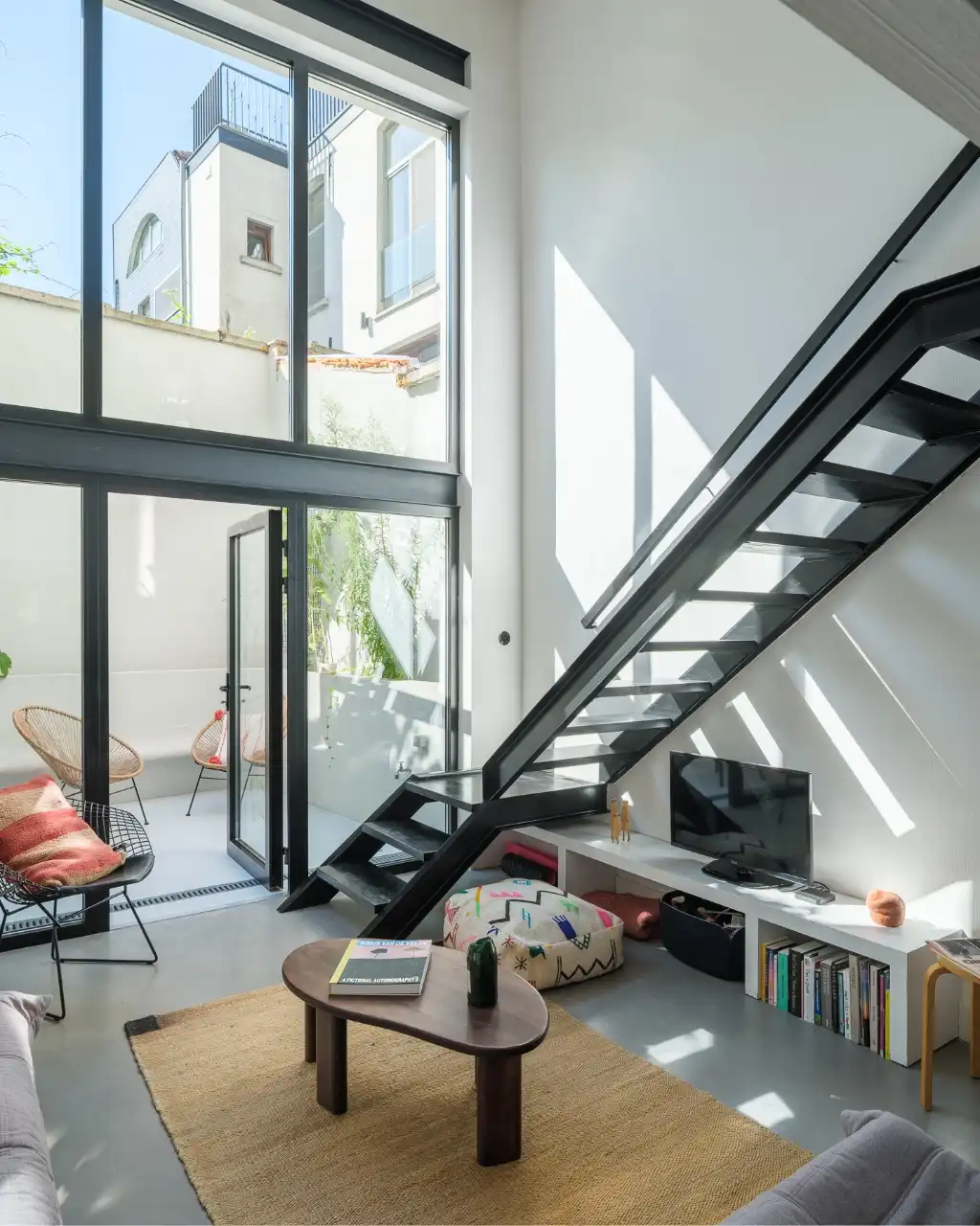 Karaktervolle burgerwoning die baadt in natuurlijk licht, met drie slaapkamers en een aangename buitenruimte op enkele stappen van het historische centrum. foto 8