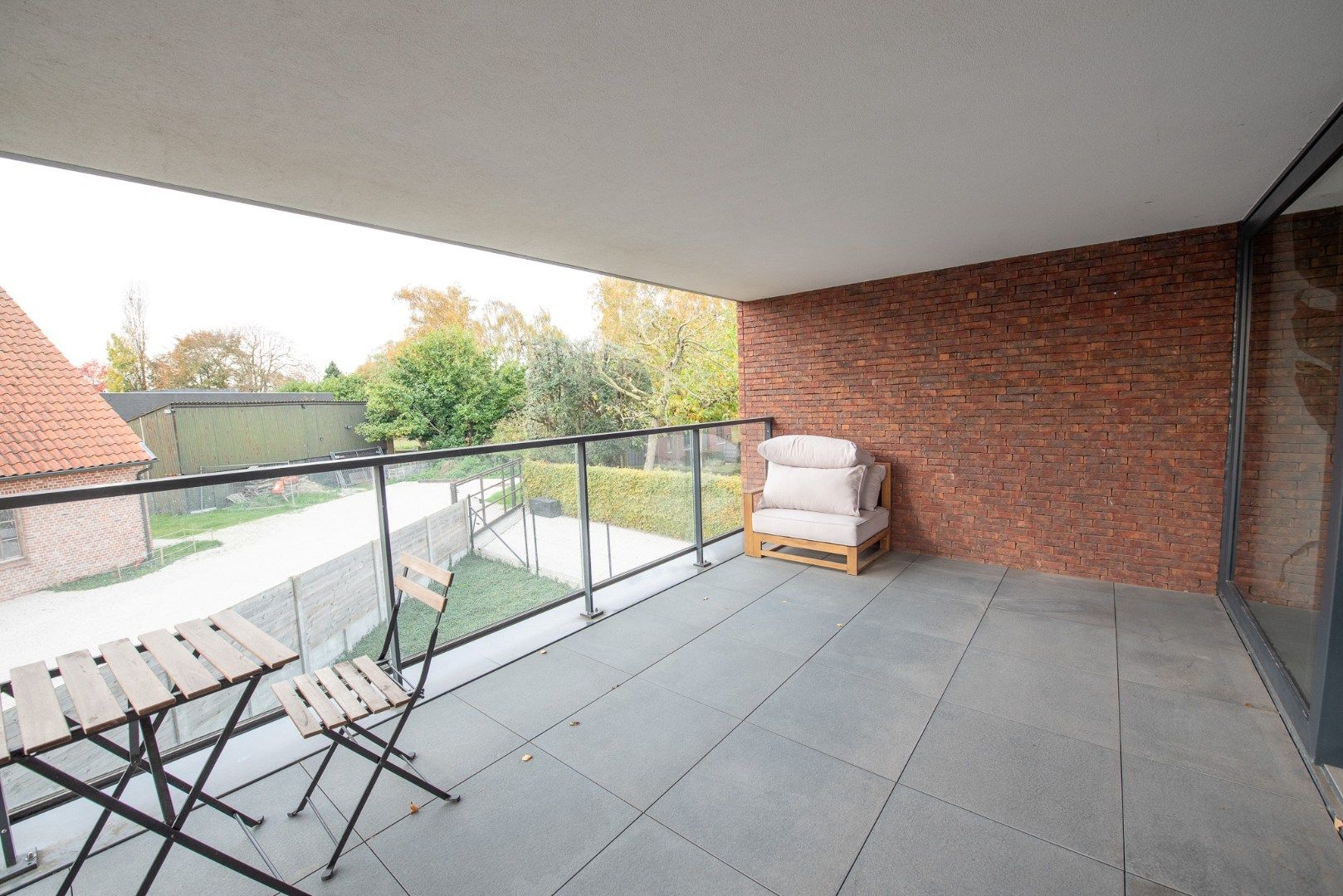 Topper! Ruim 3 gevel-appartement van 118 m² met ruim terras van 21,5 m² en parkeerplaats te Sint-Eloois-Vijve foto 3