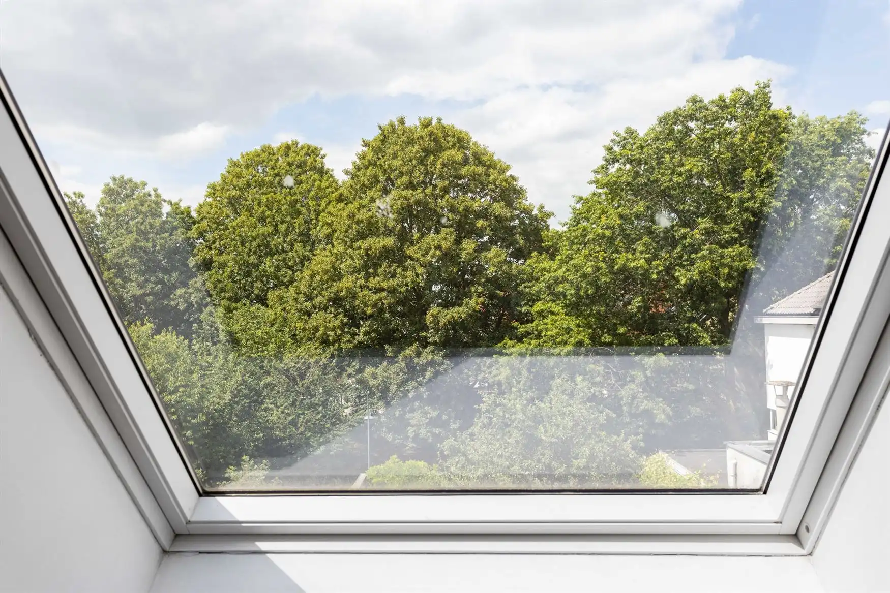 Instapklare stadswoning met terras nabij de Coupure foto 10