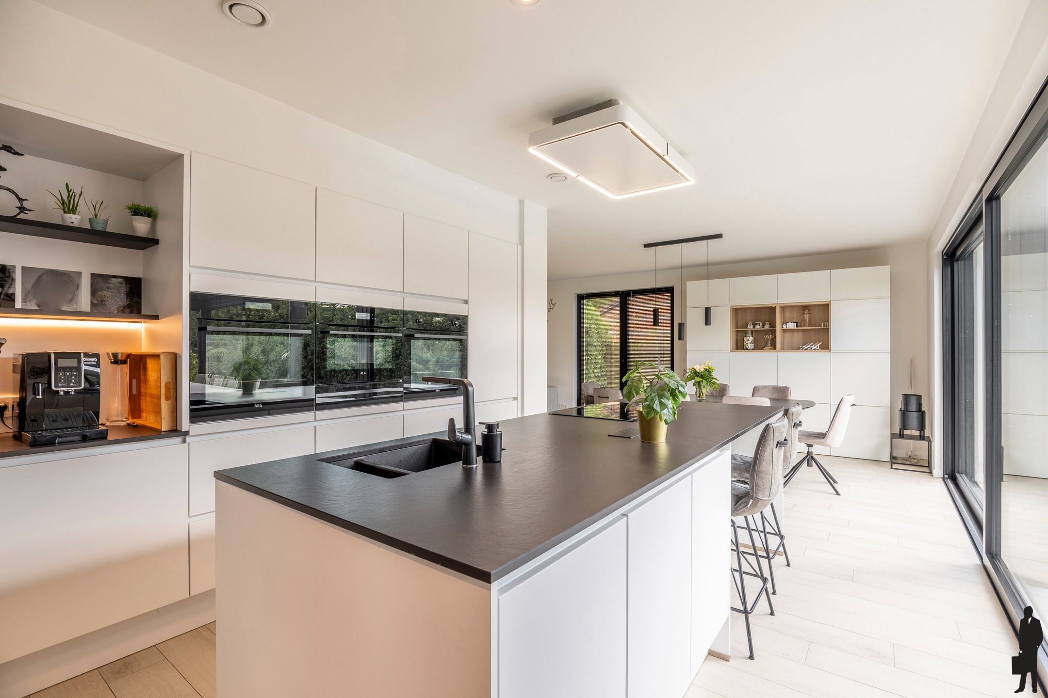 Villa met 4slks, 2bdks en verwarmd zwembad op 1200 m² foto 9
