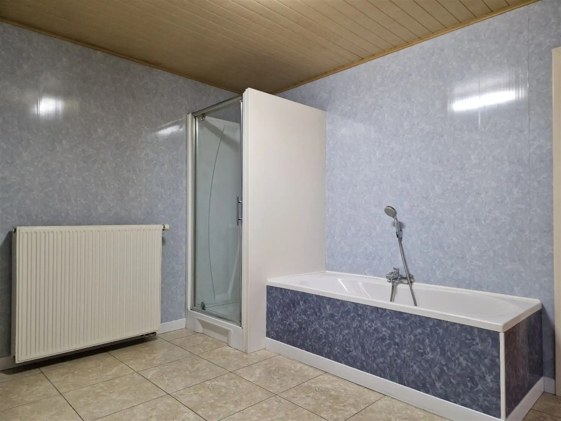 Gunstig gelegen verrassend ruime 3 slaapkamer woning met koer en garage. foto 12