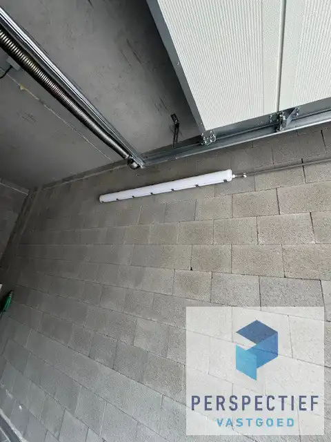 RUIME garagebox met automatische poort foto 4