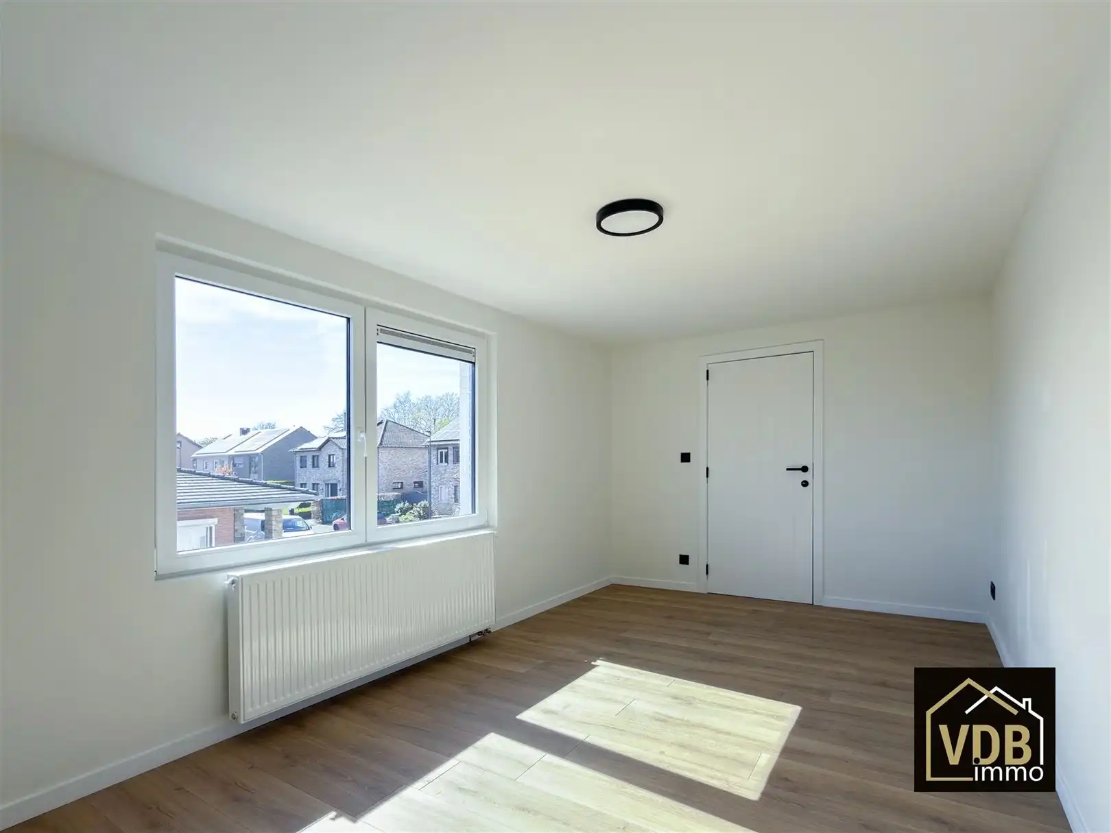 HALF OPEN BEBOUWING MET 4 SLAAPKAMERS EN GROTE GARAGE foto 10