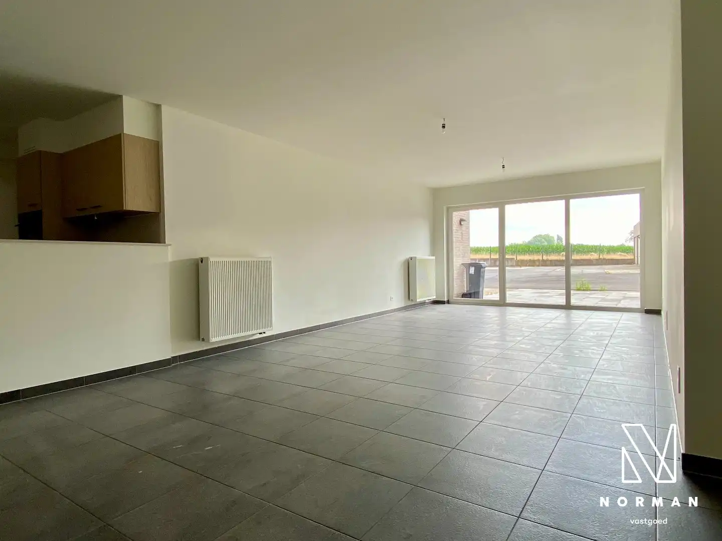 Gerenoveerd gelijkvloers appartement met 2 slaapkamers en inpandige garage en zonneterras! foto 3