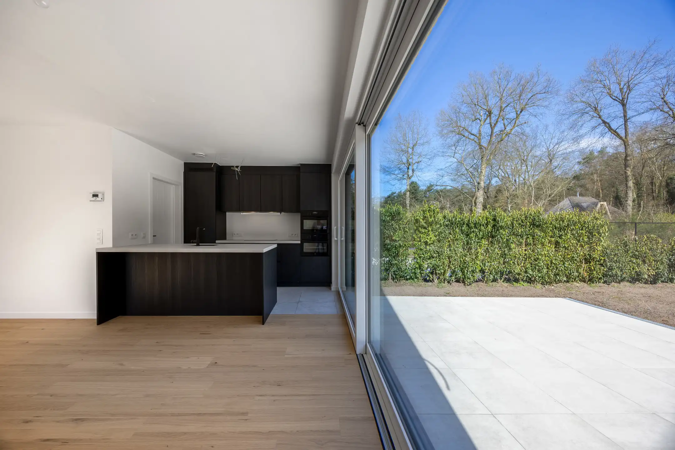 Stijlvolle nieuwbouwkoppelwoning met adembenemend boszicht foto 13