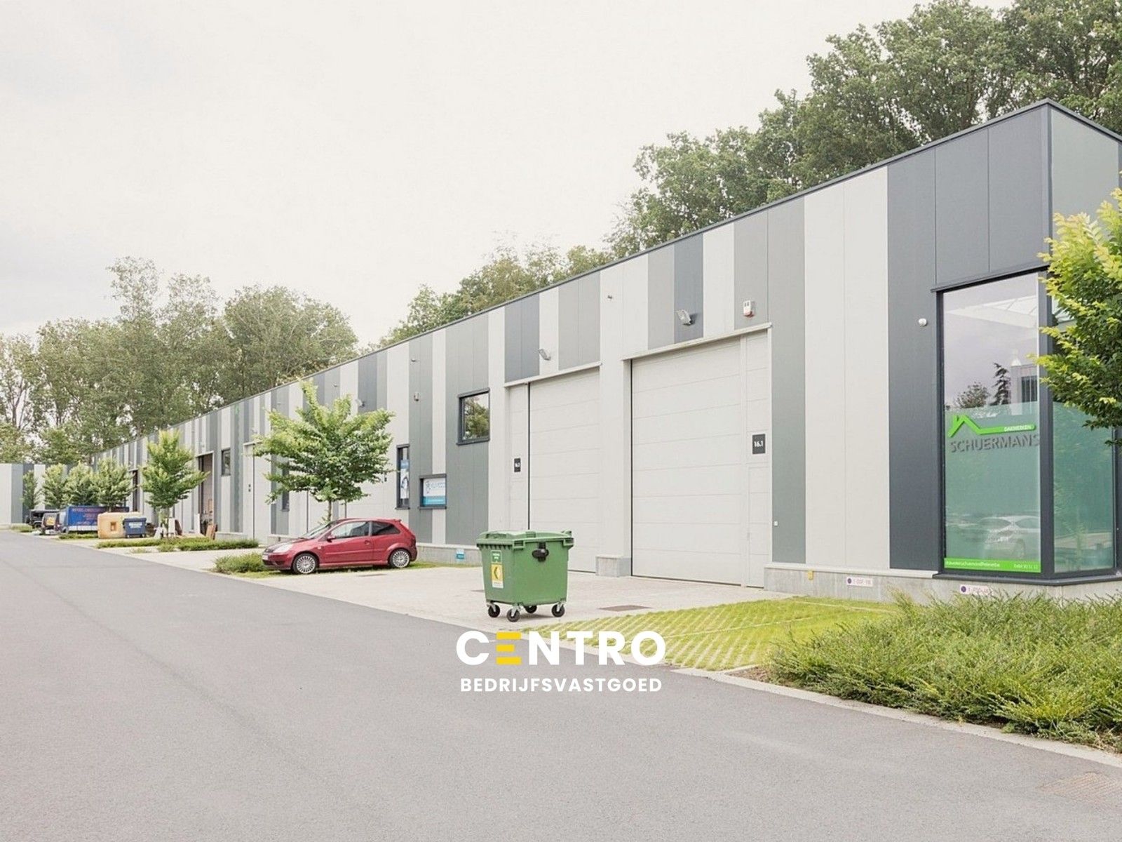 Instapklaar MAGAZIJN (174,5m²) met alle voorzieningen en private parkeerplaats voor de deur te Brugge (Sint-Michiels), Ten Briele. Geen WVI! foto {{pictureIndex}}