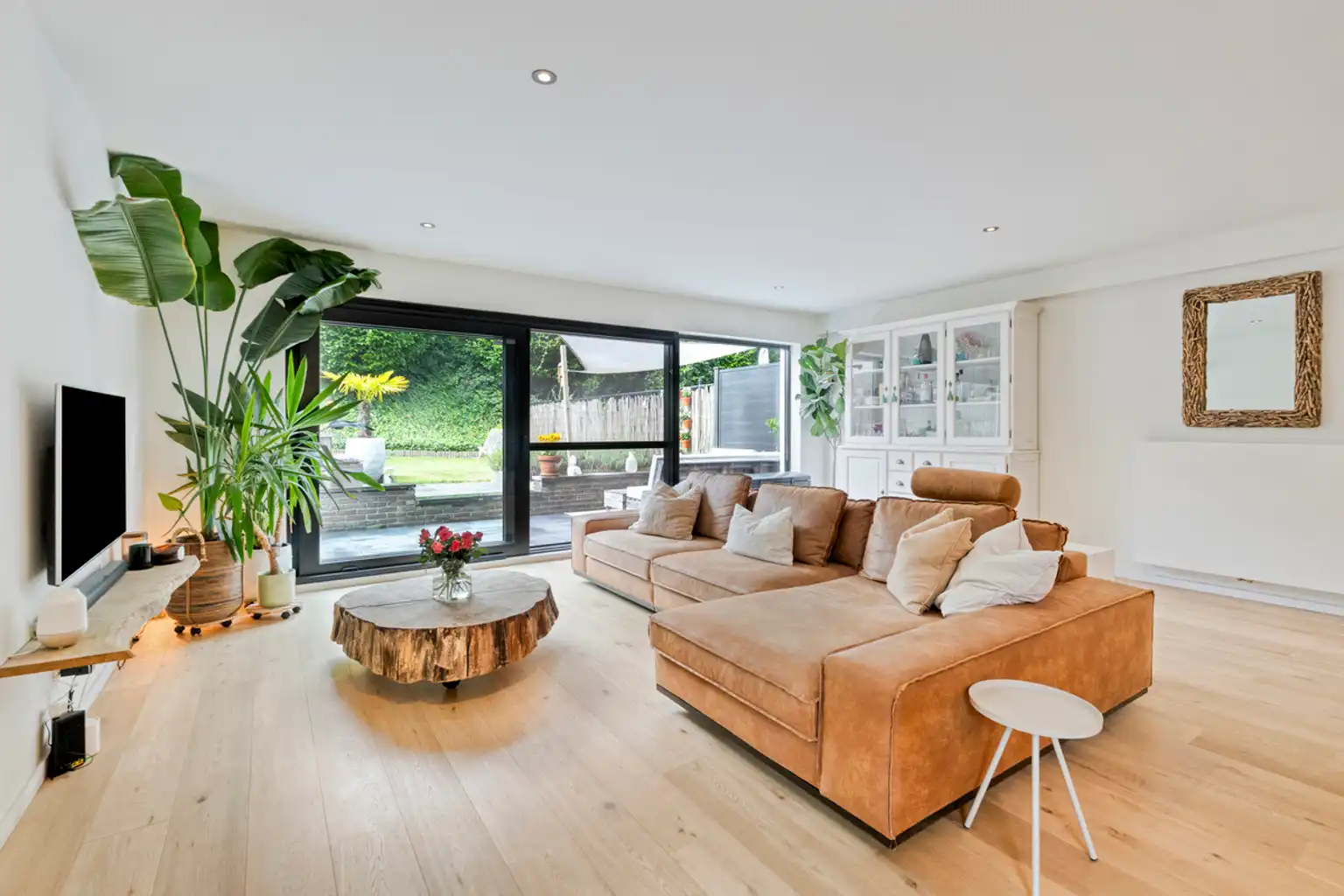 Instapklaar 2-slaapkamerappartement met tuin en garage foto 20