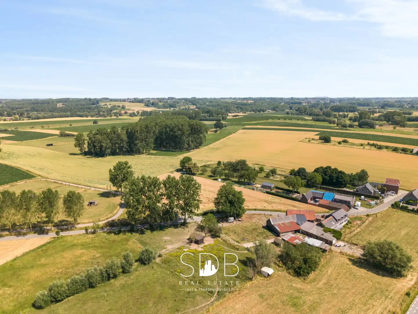 Charmante hoeve met bijgebouwen en graslanden op 1.5114m² foto 5