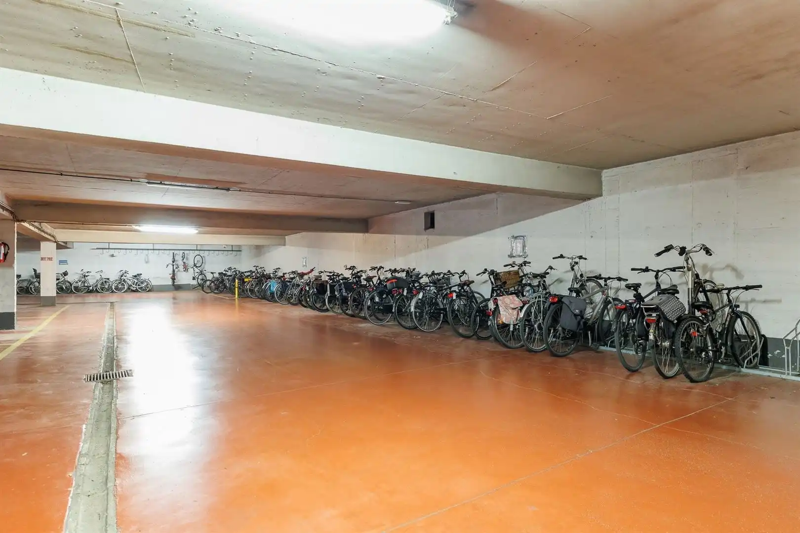 Lichtrijk appartement met panoramisch uitzicht, groot terras en parking foto 27
