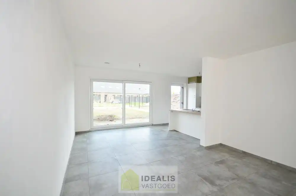 GELIEVE ENKEL AAN TE MELDEN VIA MAIL!! RUIME NIEUWBOUW GEZINSWONING OP WANDELAFSTAND VAN CENTRUM! – Afgewerkte en ruime woning perfect gelegen op wandelafstand van het centrum van Peer alsook vlakbij uitgebreide sportfaciliteiten!! De woning is zeer fijn ingedeeld, met een inkomhal en wc, riante woonkamer, open keuken met naastgelegen berging op de gelijkvloerse verdieping, overloop, 3 slaapkamers en een ruime badkamer op de eerste verdieping en een zolder te bereiken via vast trap op de 2e verdieping!! Tevens beschikt de woning over een private voortuin/parking en is er een leuk tuintje met tuinberging aan de achterzijde. De achterzijde van het perceel is tevens toegankelijk via een pad. Deze nieuwbouwwoning werd zeer goed geïsoleerd opgeleverd, heeft slechts een E-peil van 38 en is voorzien van ventilatie type D!! Zeer geschikt voor kandidaten op zoek naar een correct geprijsde nieuwbouwwoning!! Beschikbaar vanaf 1 december 2026. foto 11