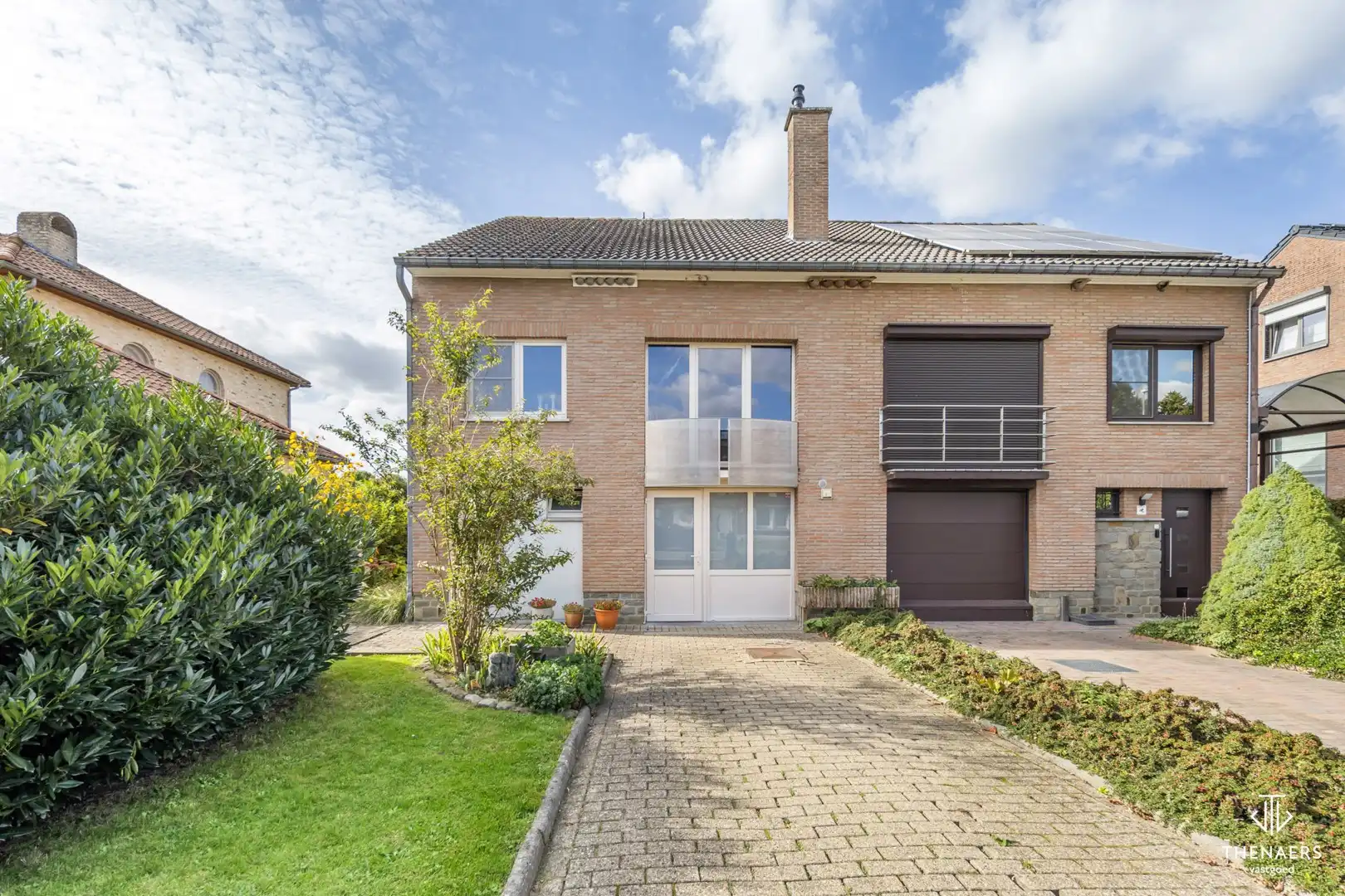 Ruime halfopen gezinswoning met 194 m² woonoppervlakte, drie slaapkamers en aangename tuin in Heers. foto {{pictureIndex}}