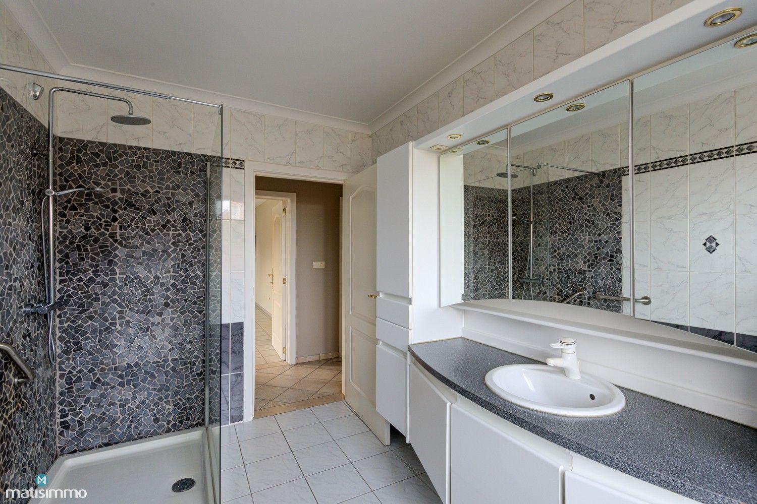 UITZONDERLIJK RUIME WONING MET 5 SLAAPKAMERS EN ONDERHOUDSVRIENDELIJKE TUIN TE MOPERTINGEN foto 15